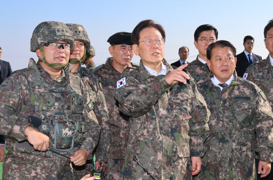 이재명 더불어민주당 대표가 31일 오후 인천시 중구 육군 제17사단 3경비단을 방문해 부대 관계자로부터 부대 현황에 대한 설명을 듣고 있다. 연합뉴스